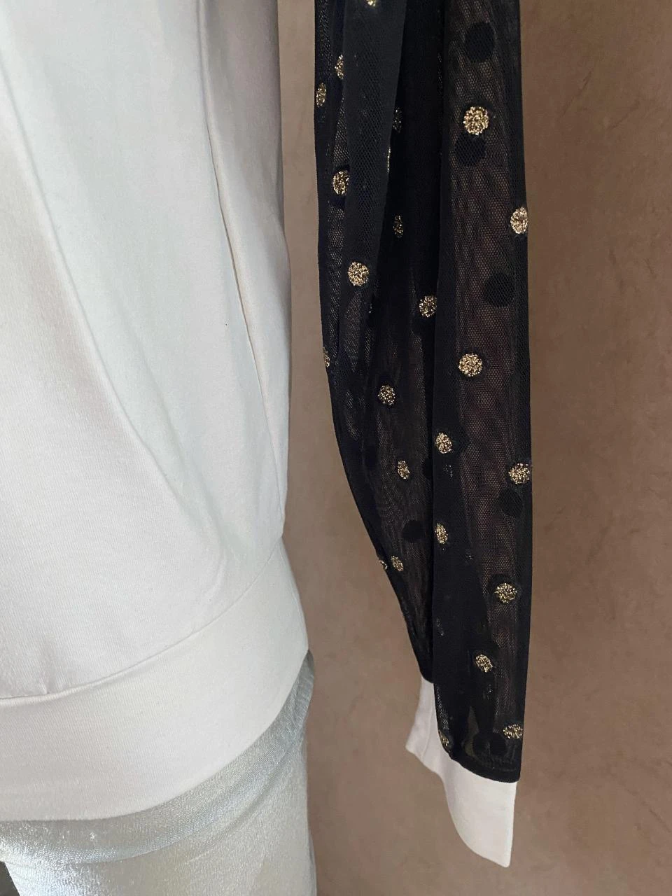 Suéter Rinascimento tamanho 36 branco mangas de voile preto com pontos dourados – chique e original – photo 4